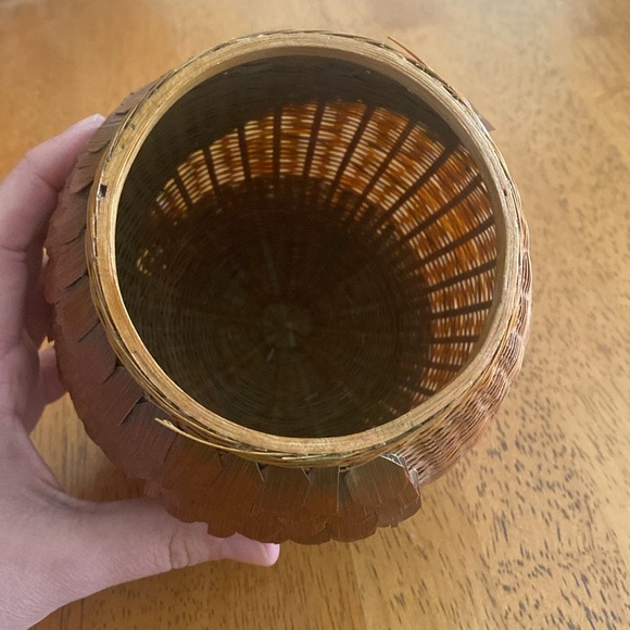 Vintage Shanghai Handicrafts Imported Animal Feather Wicker Basket Vase 1970’s - Picture 5 of 6